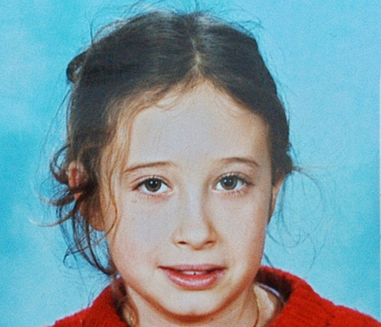 Version recadrée d'une affiche prise lors d'un rassemblement représentant la jeune Estelle Mouzin, âgée de 9 ans, qui a disparu le 09 janvier 2003 à Guermantes, en rentrant de l'école