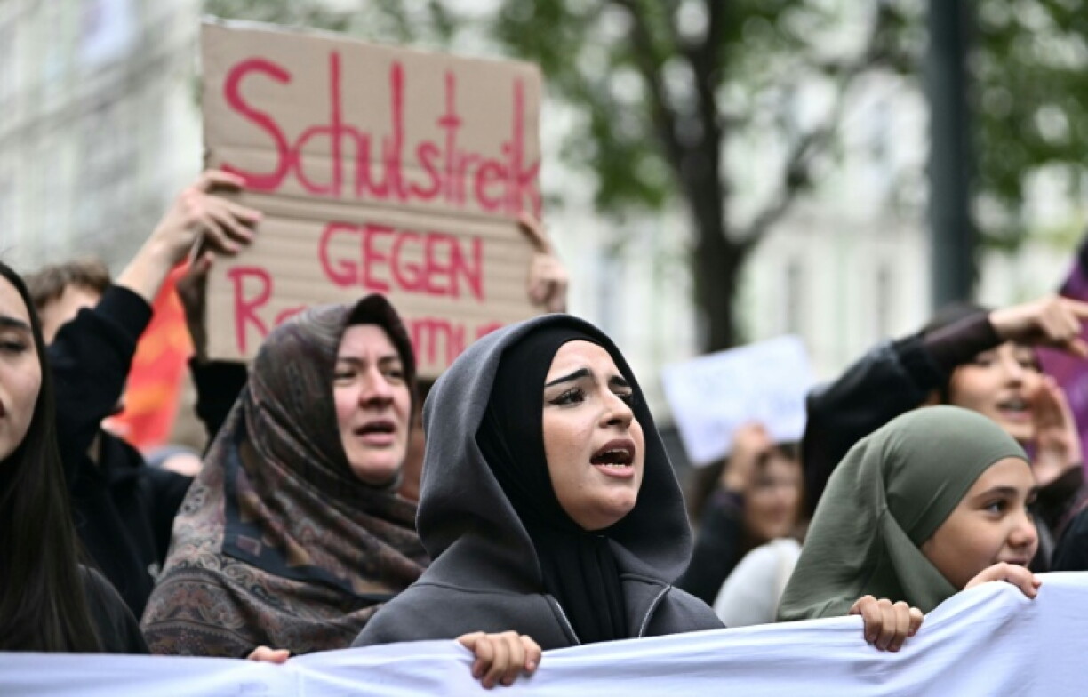 A headscarf ban for girls under 14 in schools in Austria has sparked protests on the streets and in the classroom