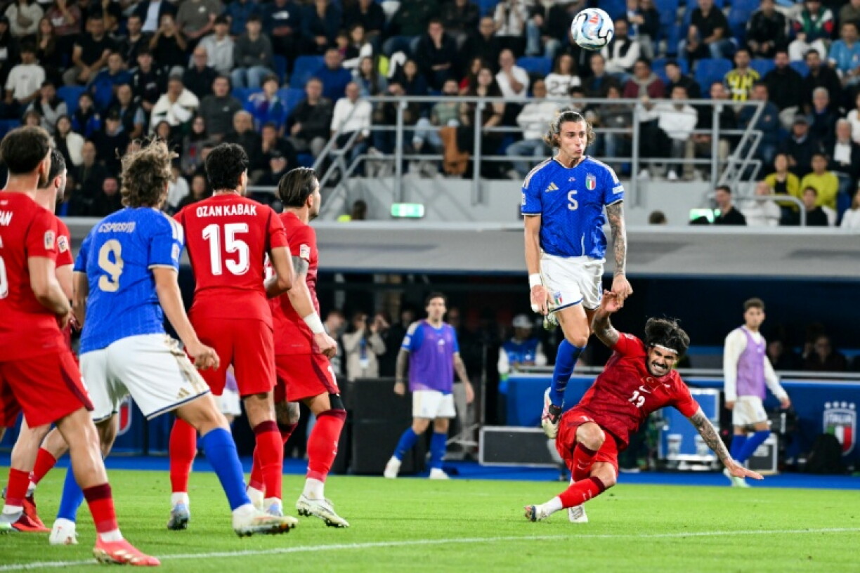 Le défenseur italien Riccardo Calafiori plus haut que tout le monde pour inscrire le 2e but de la Nazionale face à la Turquie à Bologne, le 5 octobre 2026