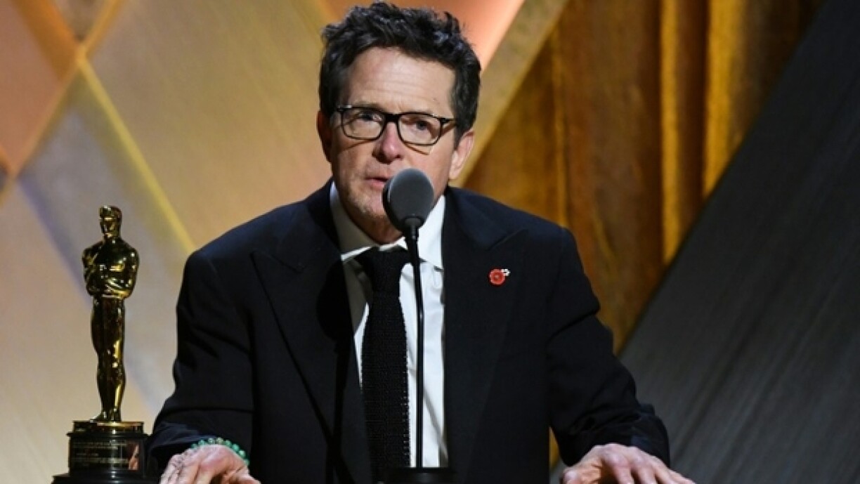 L'acteur Michael J. Fox, atteint de la maladie de Parkinson, reçoit un Oscar d'honneur le 19 novembre 2022 à Los Angeles.