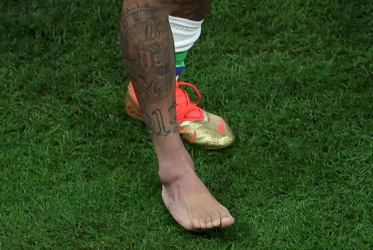 Une photo du pied droit de Neymar, qui s'est fait une entorse le 24 novembre 2022 lors de l'entrée en lice du Brésil face à la Serbie. Le maître à jouer des Auriverde passera des examens dans les 24 heures