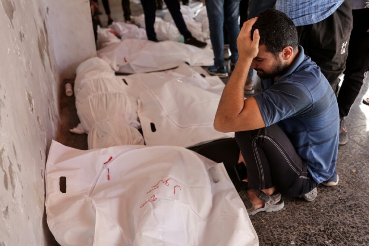 Un Palestinien pleure sur les corps de personnes tuées par une frappe israélienne sur une école de la ville de Gaza, le 8 août 2024