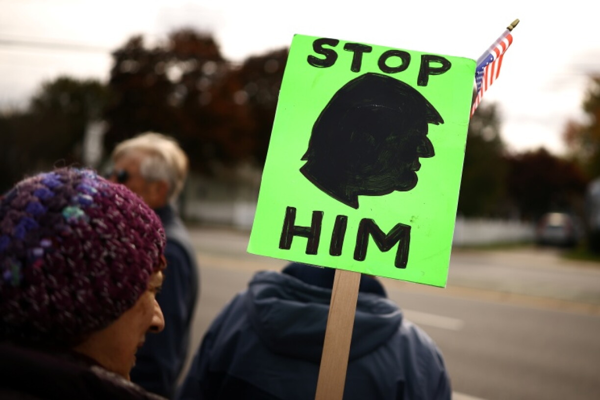 Lors d'une manifestation contre Donald Trump le 17 octobre 2026 à Portland, dans le Maine