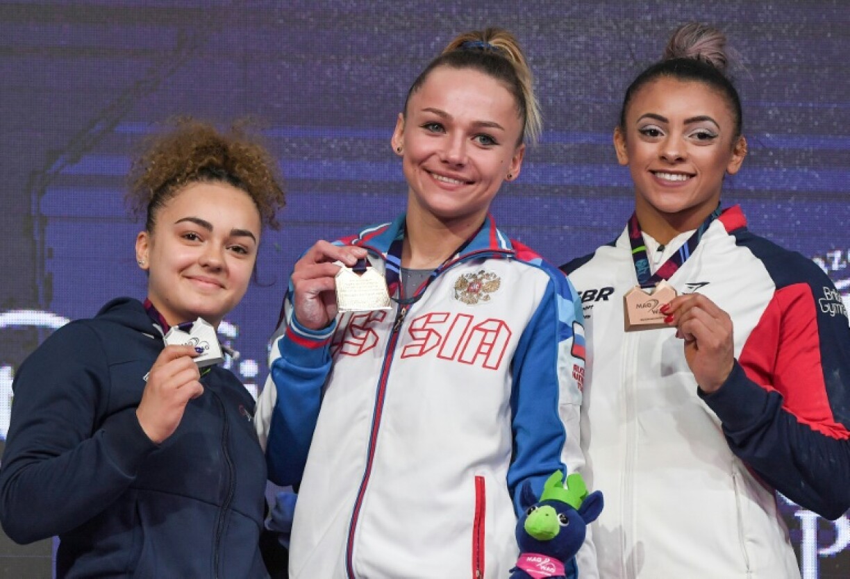 Vu lénks no riets: Coline Devillard, Maria Paseka, Ellie Downie