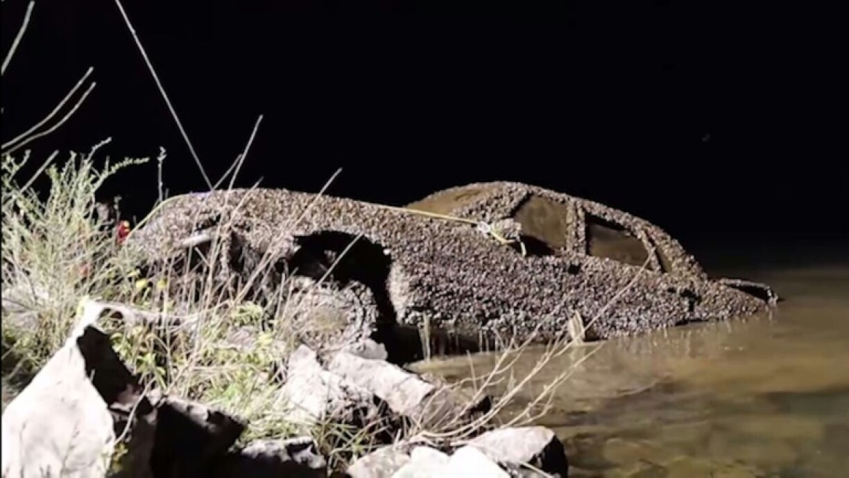 Capture d'écran d'une vidéo du youtubeur et plongeur Jeremy Sides montrant un véhicule sorti de l'eau en relation avec une affaire de disparition dans le Tennessee