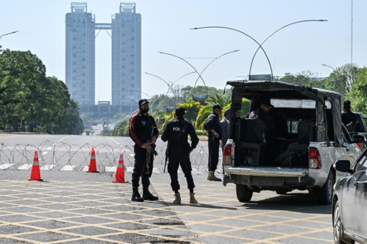 Des agents de sécurité surveillent les abords du lieu prévu pour les pourparlers entre l'Iran et les Etats-Unis à Islamabad, le 10 avril 2026 au Pakistan