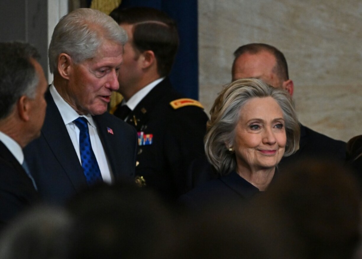 L'ex-président américain Bill Clinton, et son épouse, l'ancienne cheffe de la diplomatie américaine Hillary Clinton arrivent pour l'investiture de Donald Trump au Capitole de Washington, le 20 janvier 2025