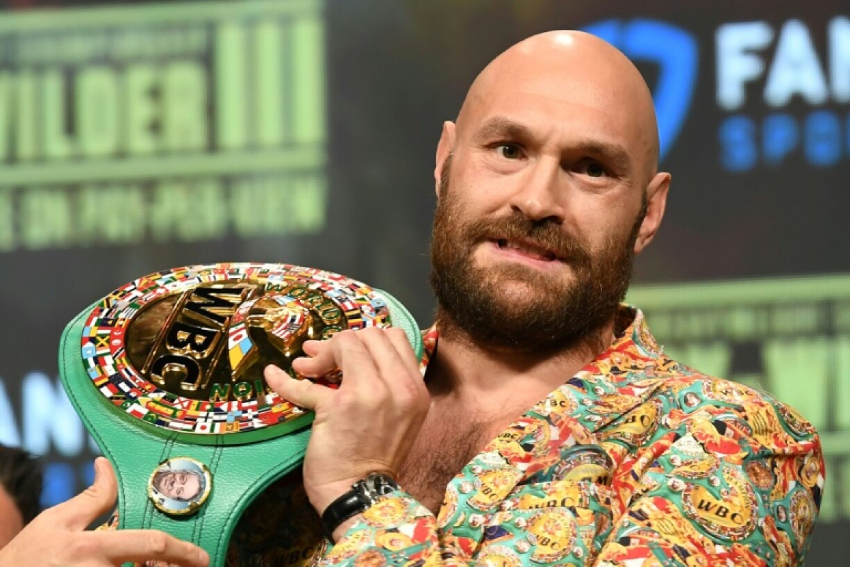 Le poids lourd britannique Tyson Fury exhibe sa ceinture WBC lors de la rpésentation de son combat contre l'Américain Deontay Wilder à Las Vegas, le 6 octobre 2021