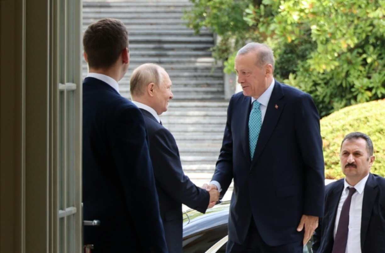 Le président russe Vladimir Poutine accueille son homologue turc Recep Tayyip Erdogan, le 4 septembre 2023 à Sotchi