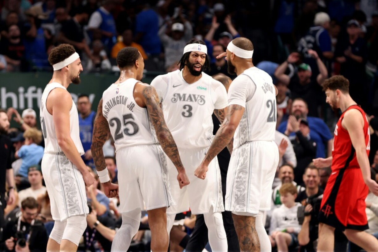 Anthony Davis reacts with his new Dallas Mavericks teammates Daniel Gafford, P.J. Washington and Klay Thompson in an NBA game against the Houston Rockets