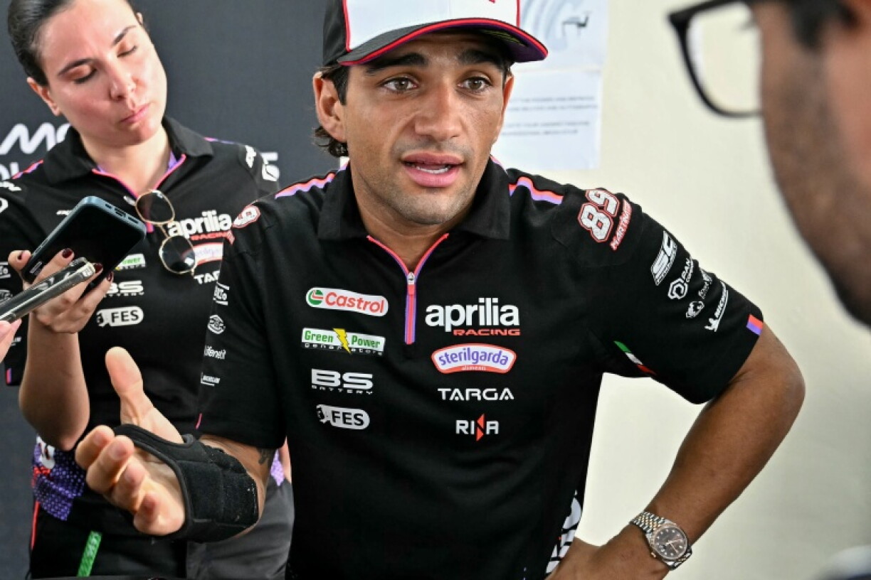 L'Espagnol Jorge Martin au centre) échange avec la presse après avoir déclaré forfait pour le Moto GP de Sepang en Malaisie, le 31 octobre 2026