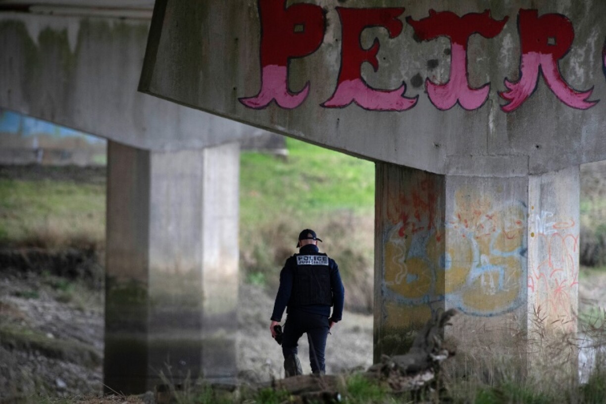 Des policiers recherchent le corps d'Héléna Cluyou, le 9 février 2023 à Pont-de-Buis lès Quimerc'h, dans le Finistère