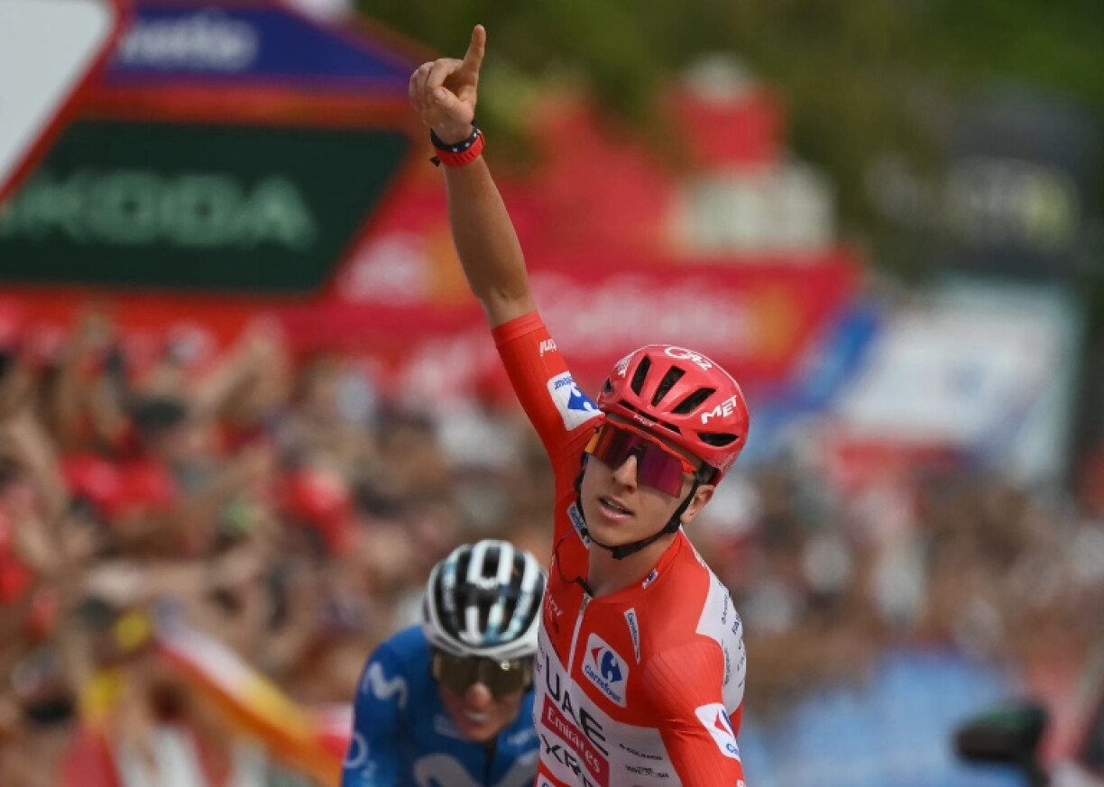 Tadej Pogacar avec le maillot rouge de leader lors du dernier Tour d'Espagne, le le 27 août 2026 à Castellon de la Plana