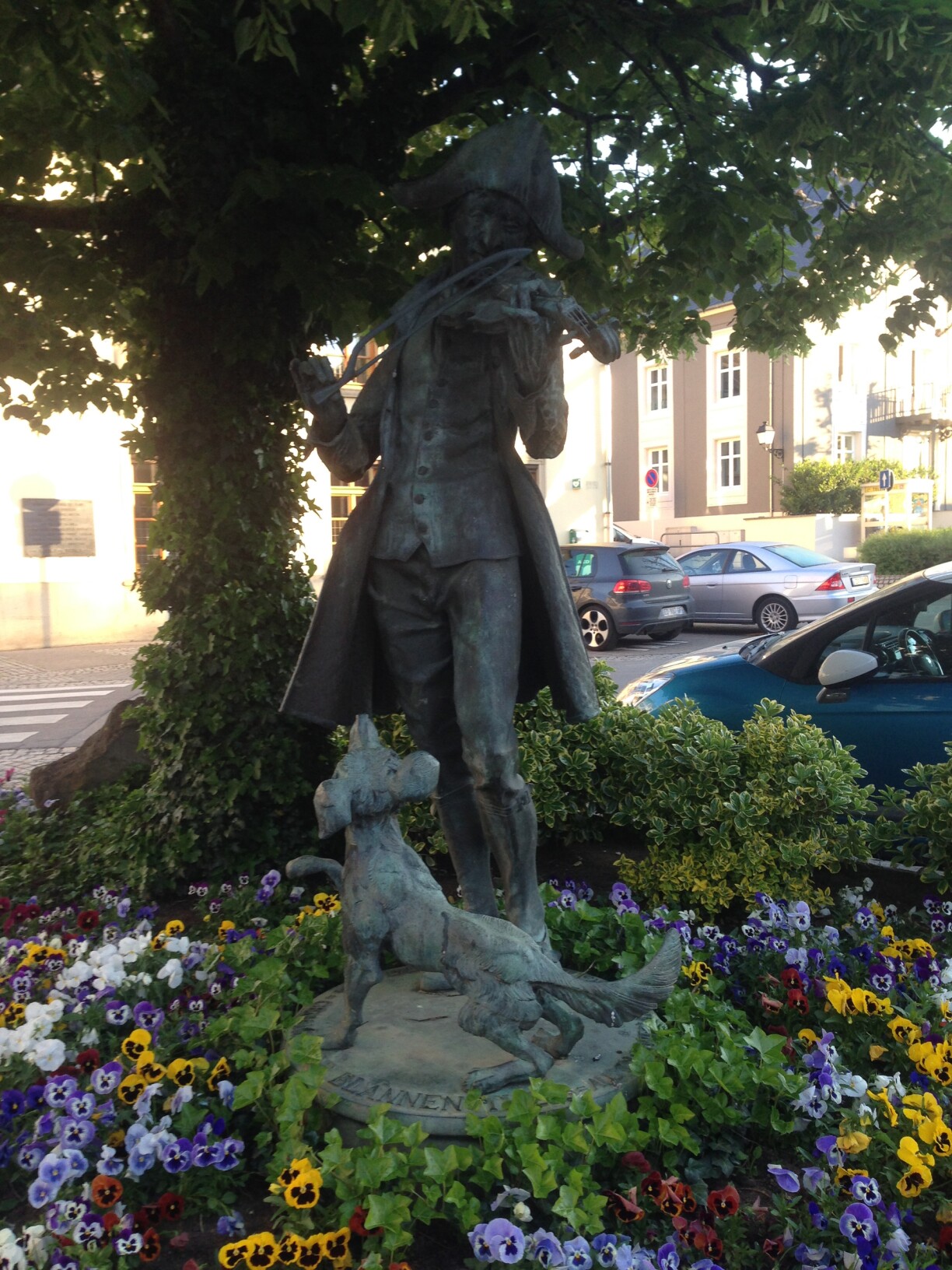 Statue of Theis by artist Will Lofy in Grevenmacher
