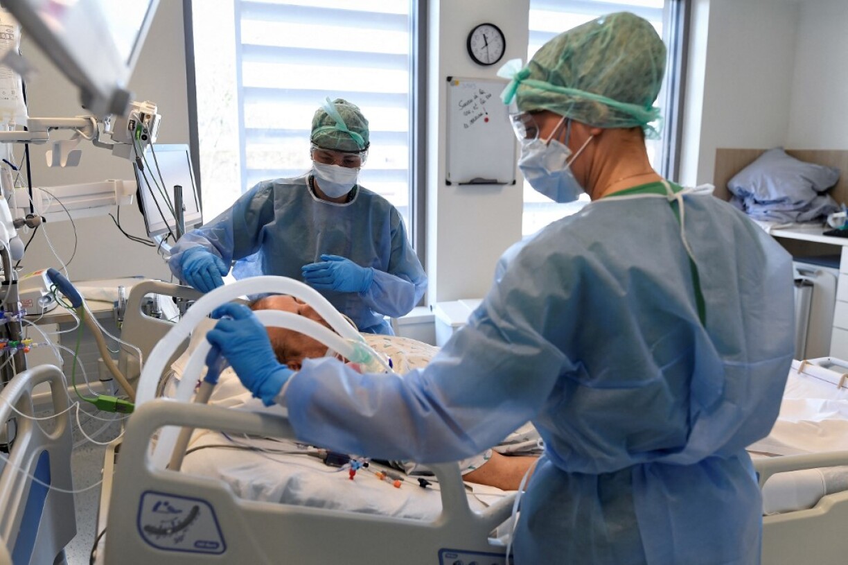 Des soignants belges en train de prendre en charge un patient Covid à Bruxelles.