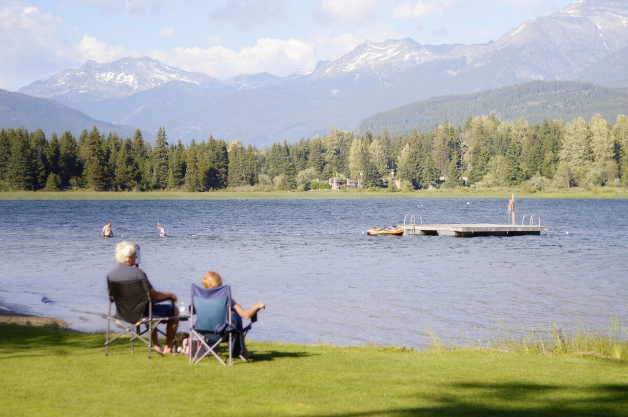 Deux retraités profitant du soleil au bord d'un lac au Canada.