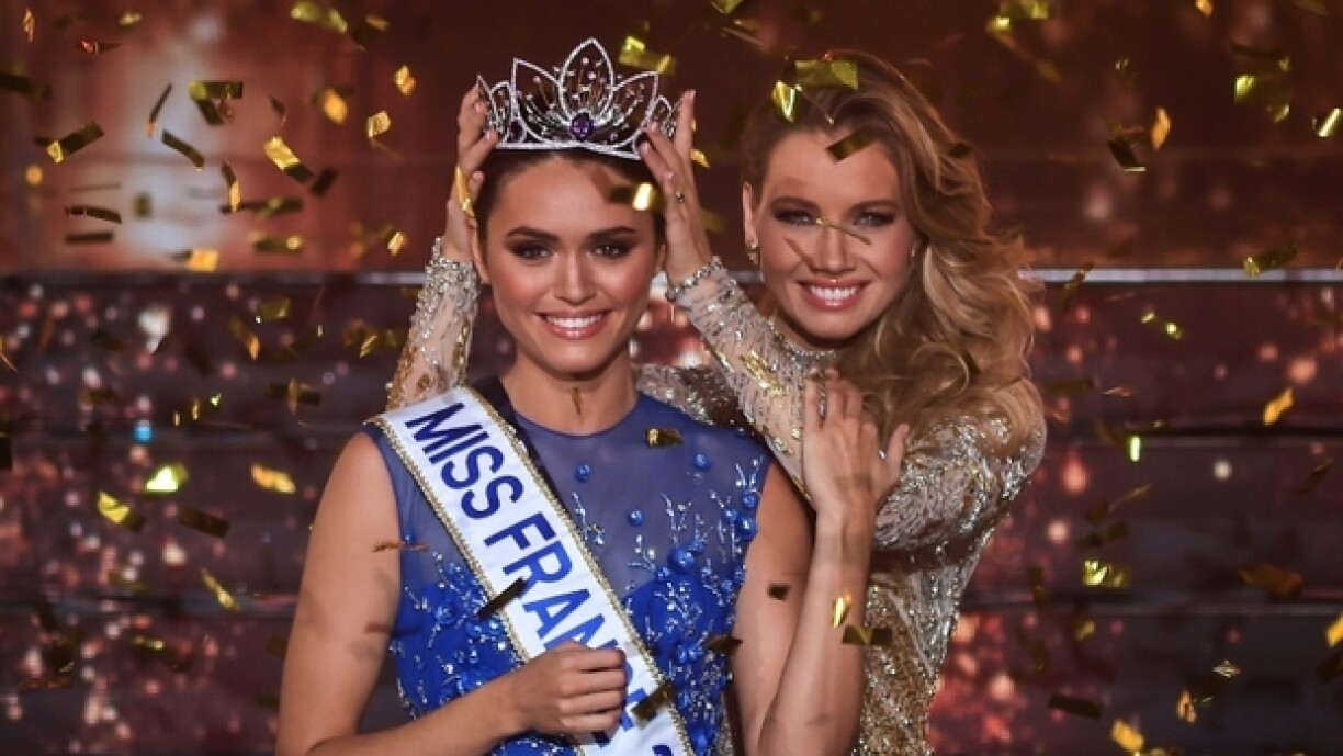 Diane Leyre, Miss Ile-de-France, couronnée Miss France 2022 par Amandine Petit, Miss France 2021, le 11 décembre 2021 à Caen