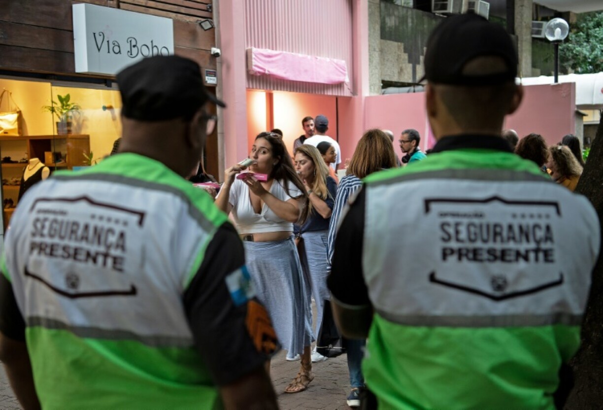 Des agents de sécurité municipaux surveillent la pâtisserie