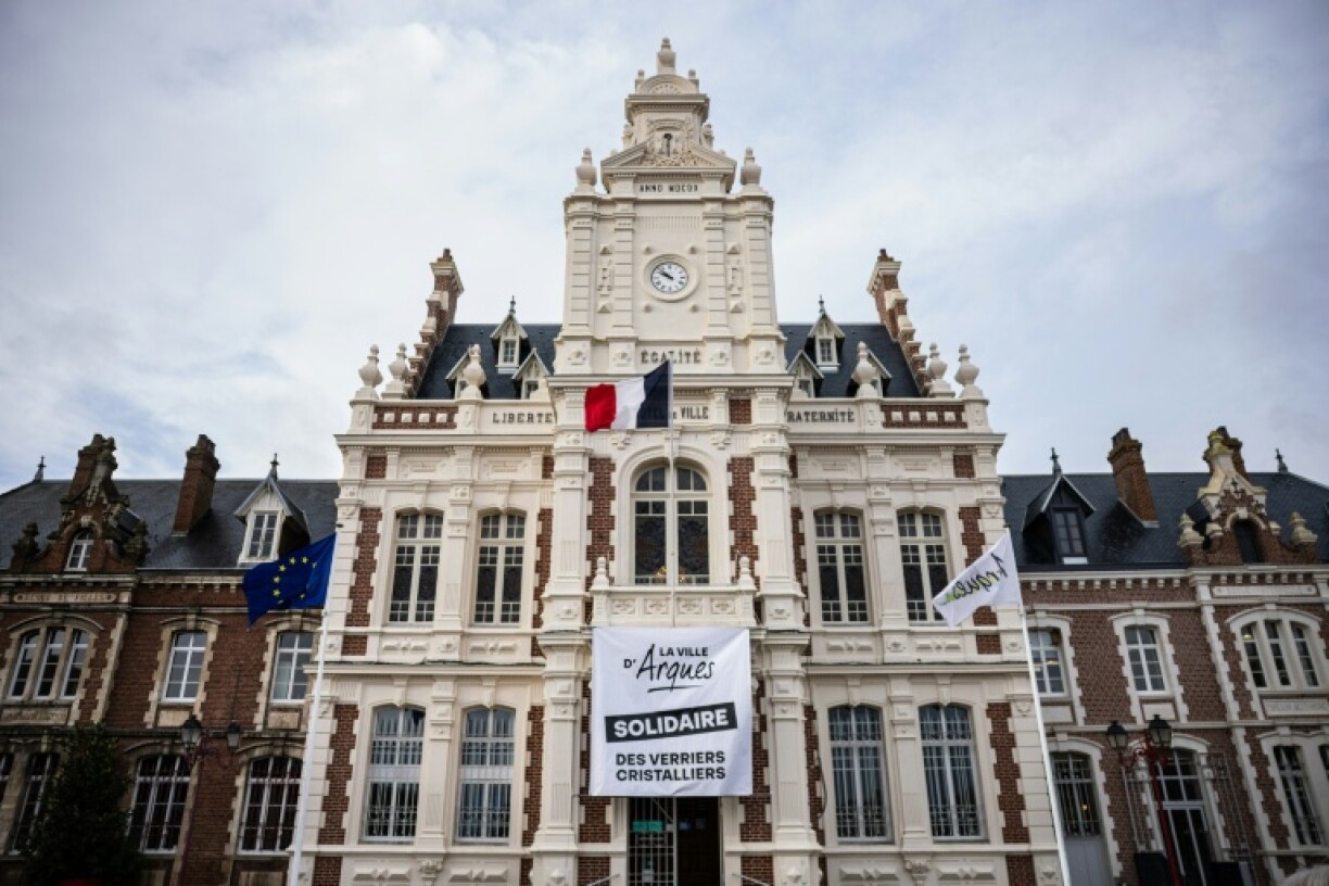 La mairie d'Arques affiche une banderole de soutien à l'entreprise Arc, le 16 février 2026