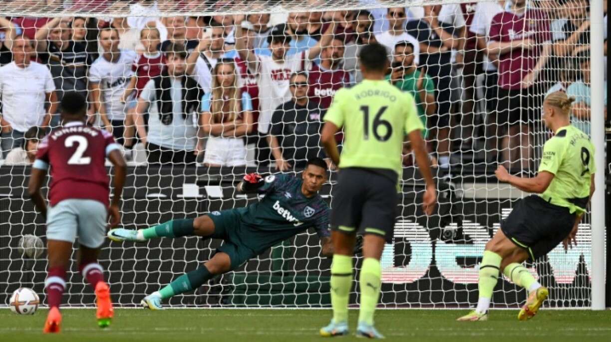 L'attaquant norvégien Erling Haaland ouvre le score sur penalty pour Manchester City face à West Ham, lors de la 1ère journée de Premier League, le 7 août 2022 au London Stadium