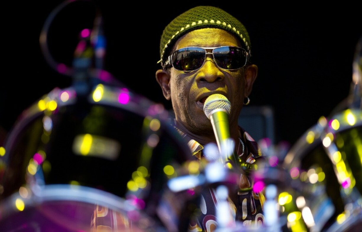 Le batteur nigérian Tony Allen, décédé en 2020 à 79 ans, au festival de Glastonbury, en Angleterre, le 27 juin 2010