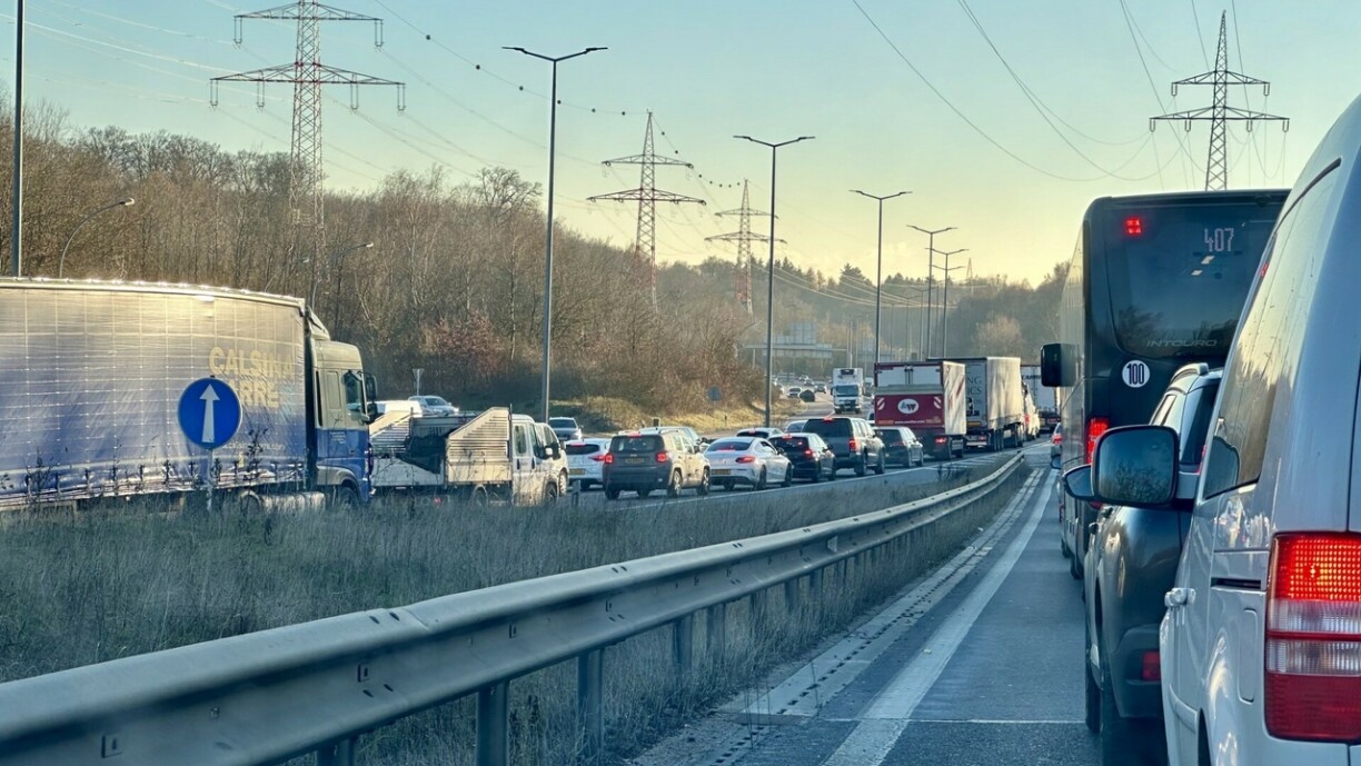 Une photo prise sur l'entrée d'autoroute de l'A1 le 11 janvier 2024
