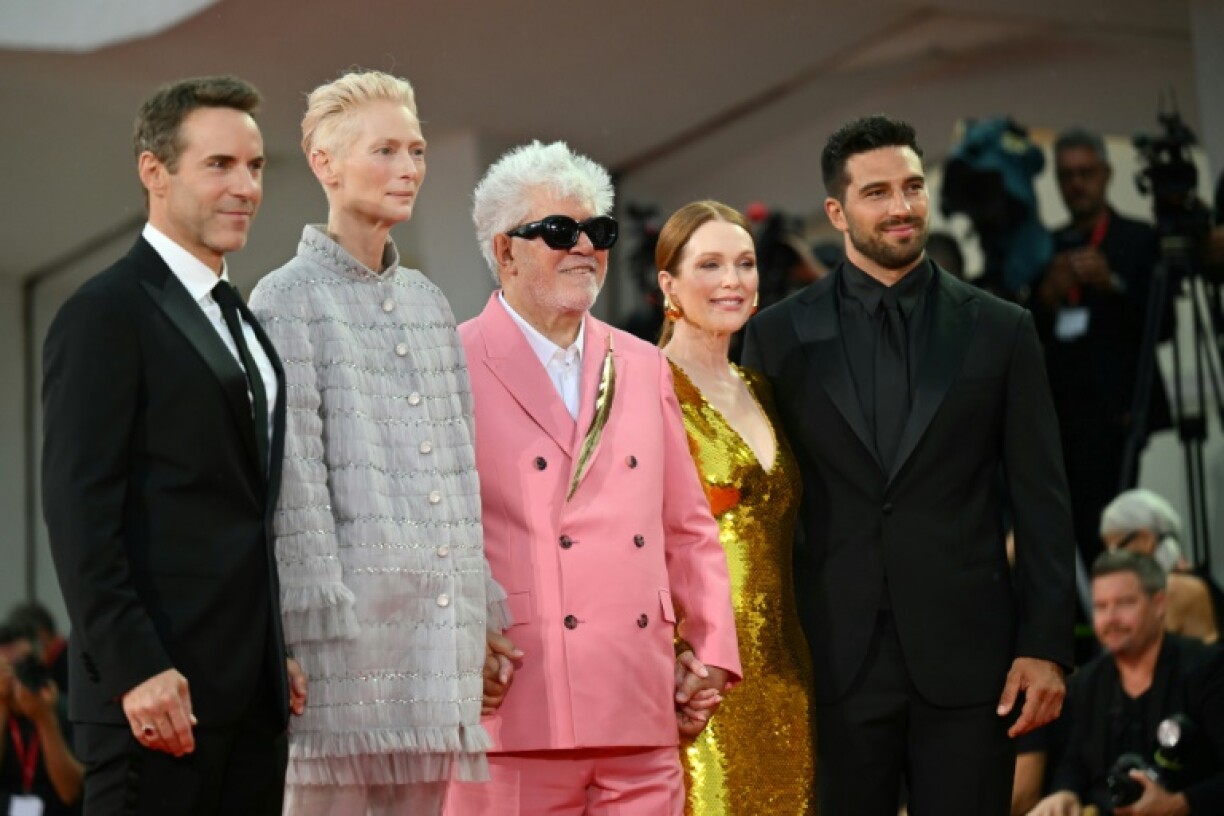 GàD: l'acteur américain Alessandro Nivola, l'actrice britannique Tilda Swinton, le réalisateur espagnol Pedro Almodovar, l'actrice américaine Julianne Moore et l'acteur italien Alvise Rigo, le 2 septembre 2024 à Venise