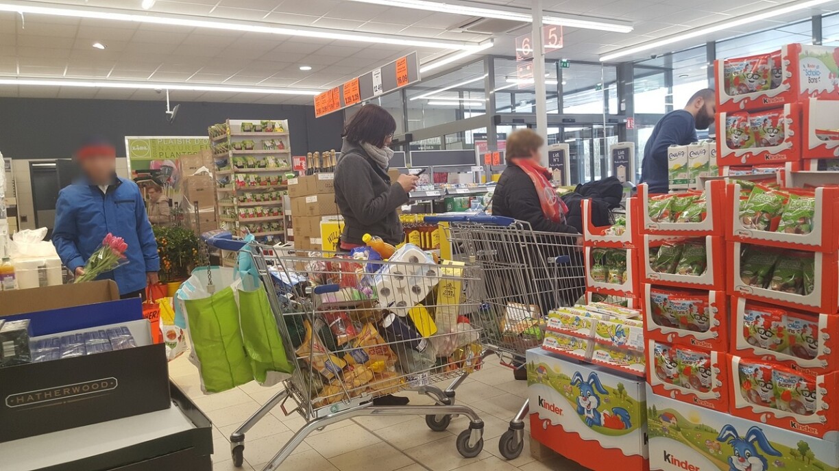 Un client achetant des fleurs (à gauche). Un produit de première nécessité, peut-être?