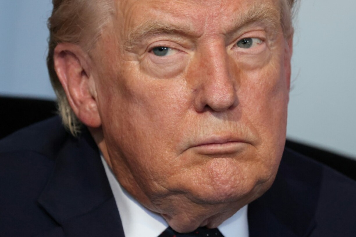 Le président américain Donald Trump prend part à un entretien avec son homologue français Emmanuel Macron, le 15 juin 2026 à Evian (Haute-Savoie)
