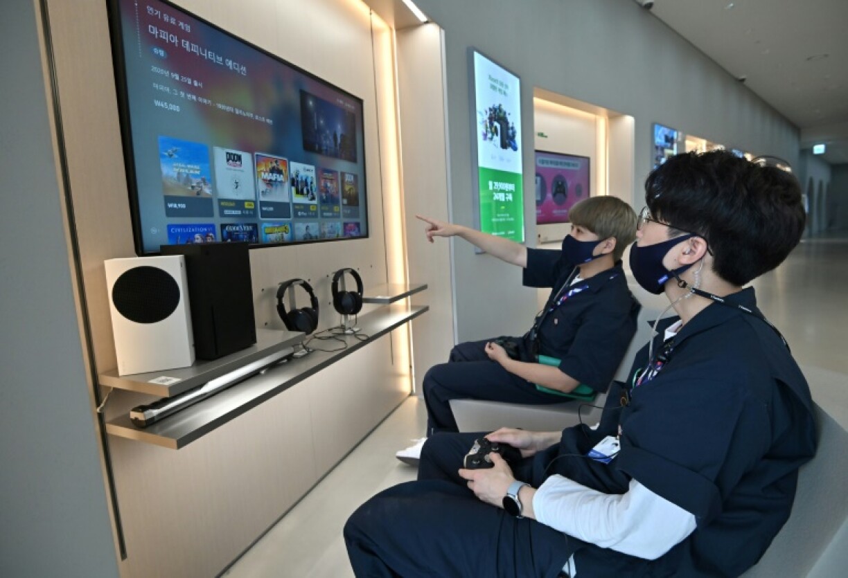 Vendeuren an engem Geschäft zu Seoul testen d'Xbox Series X.