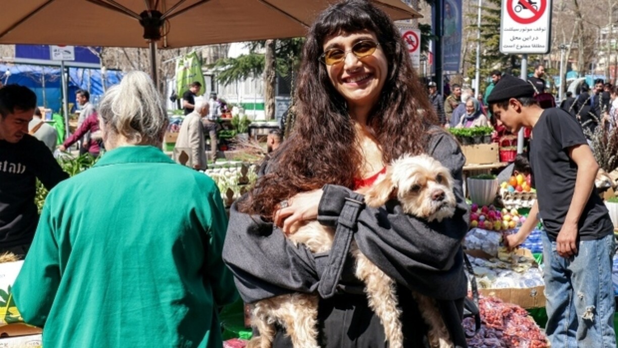 Eng Fra mat hirem Hond zu Teheran.