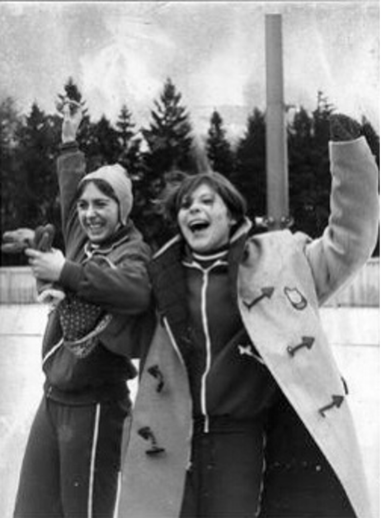 Mary Meyers (R) at the 1968 Winter Olympics alongside fellow silver medallist Dianne Holum.