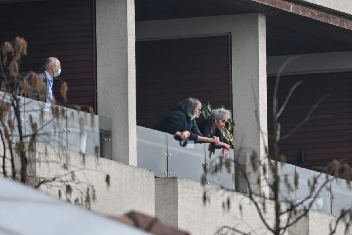 Des experts de l'OMS au balcon de l'hôtel Hilton de Wuhan, le 8 décembre 2021, en Chine.