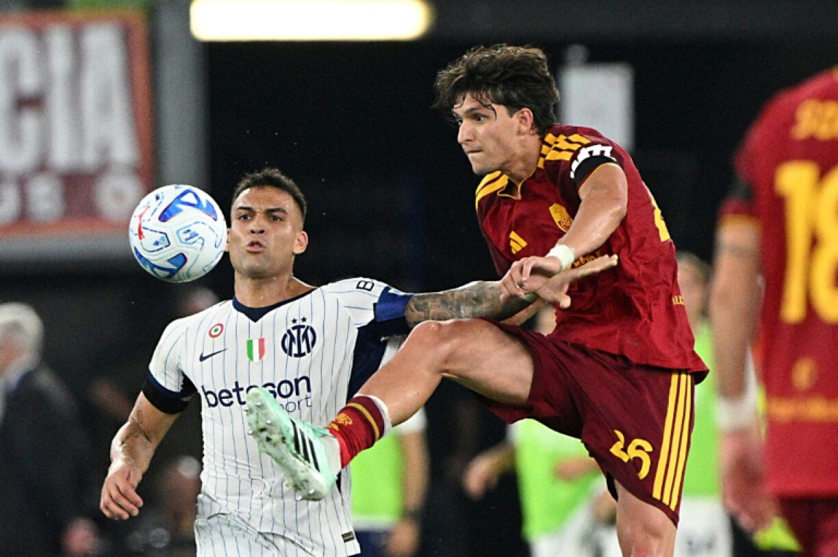 Lautaro Martinez (à gauche) et Leonardo Balerdi sont à la lutte pour le ballon lors du match nul entre l'AS Rome et l'Inter, le 19 septembre 2026 à Rome