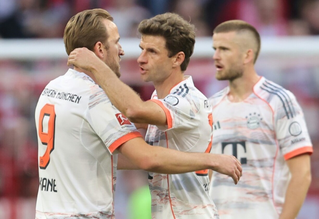 Bayern Munich's Harry Kane (L) farewells departing veteran Thomas Mueller (middle). Eric Dier (R) will also leave the club in the summer.