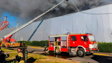 Photo diffusée par le Service d'État ukrainien pour les situations d'urgence, le 21 août 2026, montrant des pompiers luttant contre un incendie sur le site d'un centre commercial endommagé par une frappe russe à Kryvyï Rih, en Ukraine
