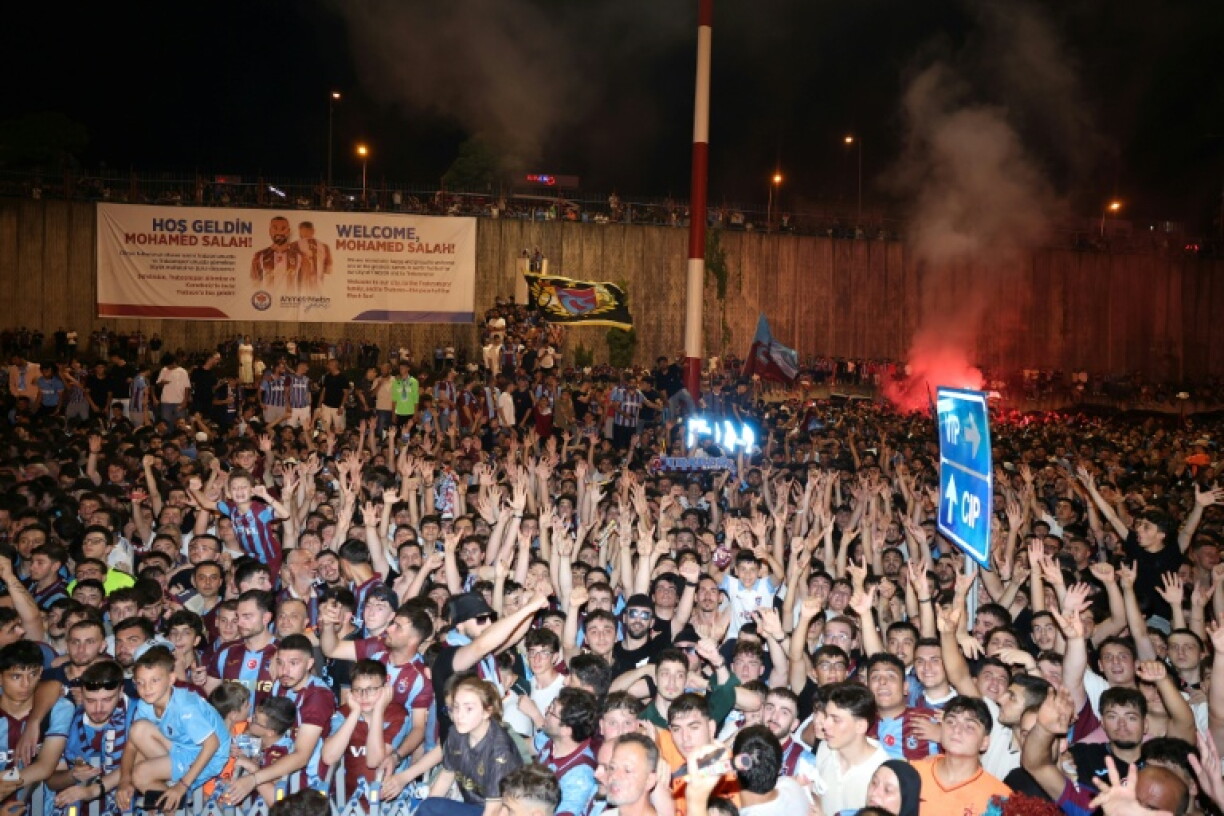 Des supporters de Trabzonspor attendent l'arrivée de Mohamed Salah mercredi à l'aéroport de Trabzon, en Turquie.