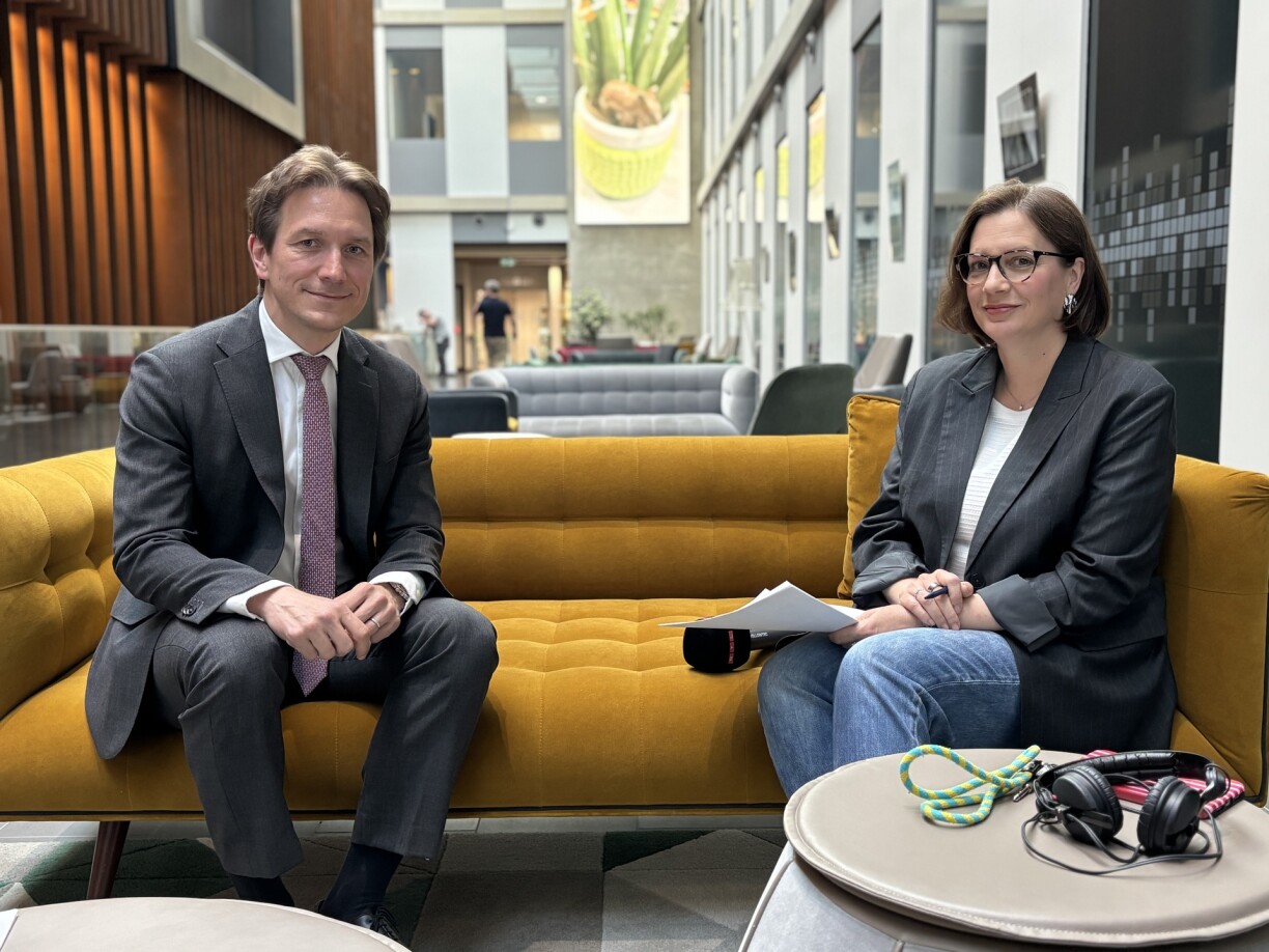 Trotz den Erausfuerderunge weider zouversiichtlech: de Jean-Paul Olinger am RTL-Interview beim Carine Lemmer.