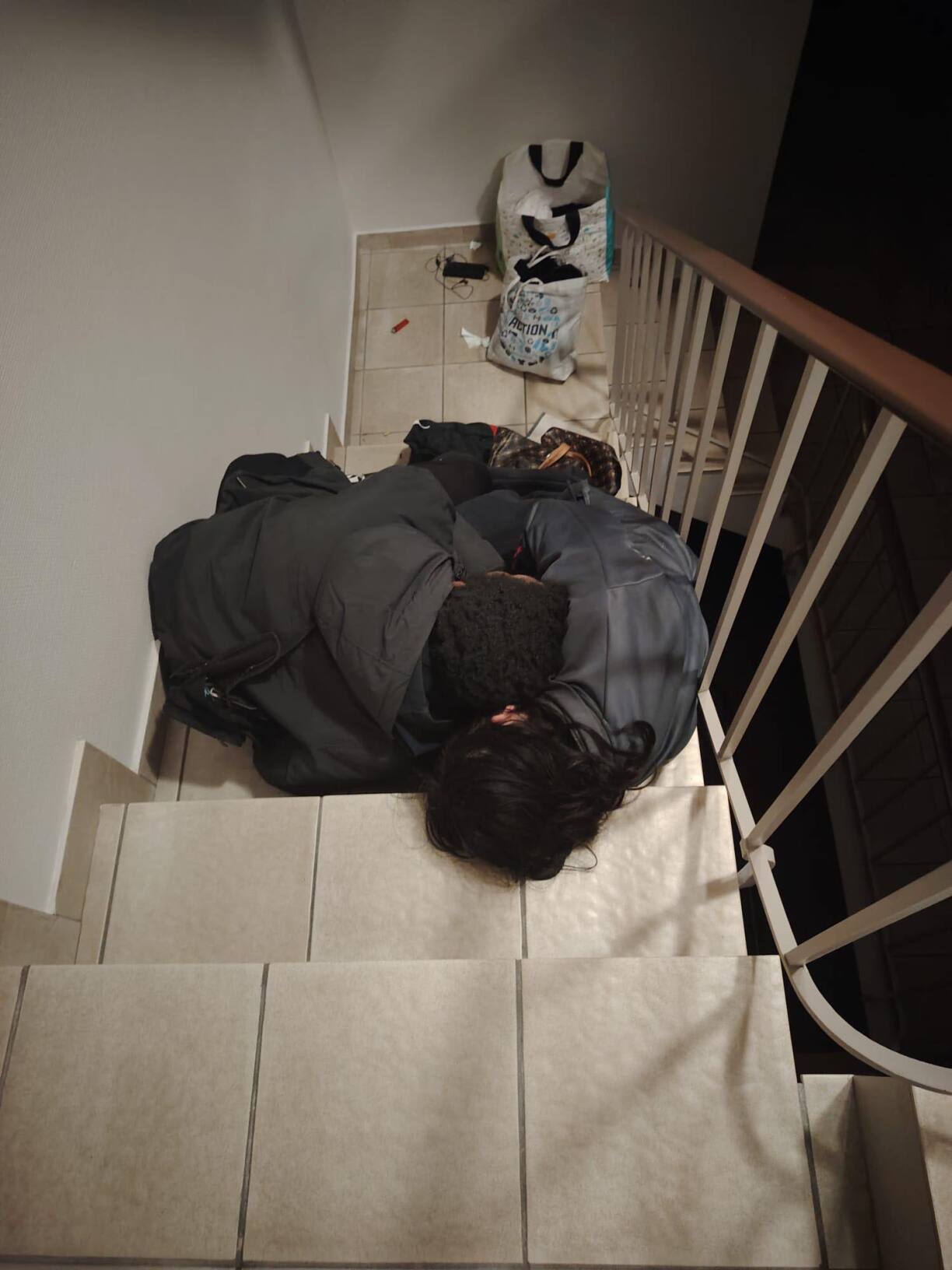 Ces deux personnes ont dormi à même les escaliers, dans l'immeuble d'Emeline et Jérôme.