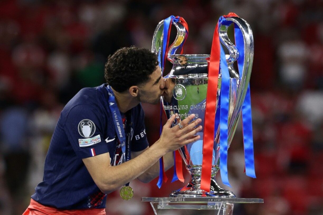 Achraf Hakimi et le trophée de la Ligue des champions remporté avec le Paris SG contre Arsenal, le 30 mai 2026 à Budapest