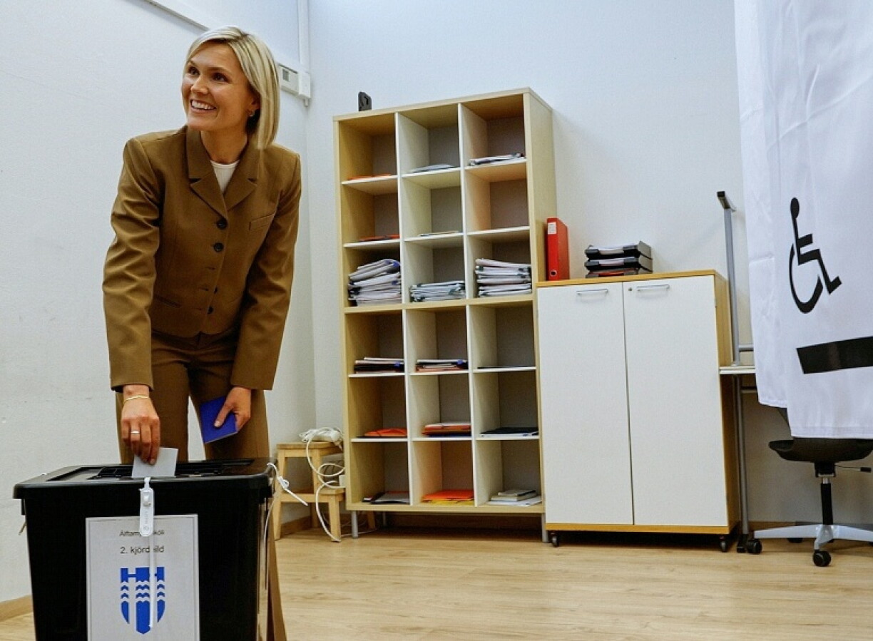 La Première ministre islandaise Kristrun Frostadottir vote lors d'un référendum sur une reprise des négociations d'adhésion à l'UE, le 29 août 2026 à Reykjavik