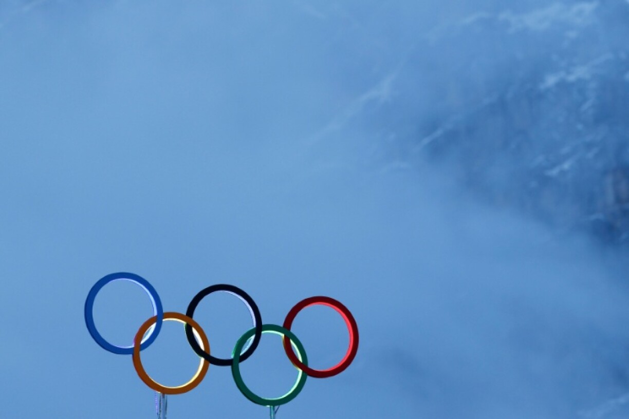 Les anneaux olympiques sur fond de brouillard avant les jeux Olympiques de Milan Cortina le 6 février 2026