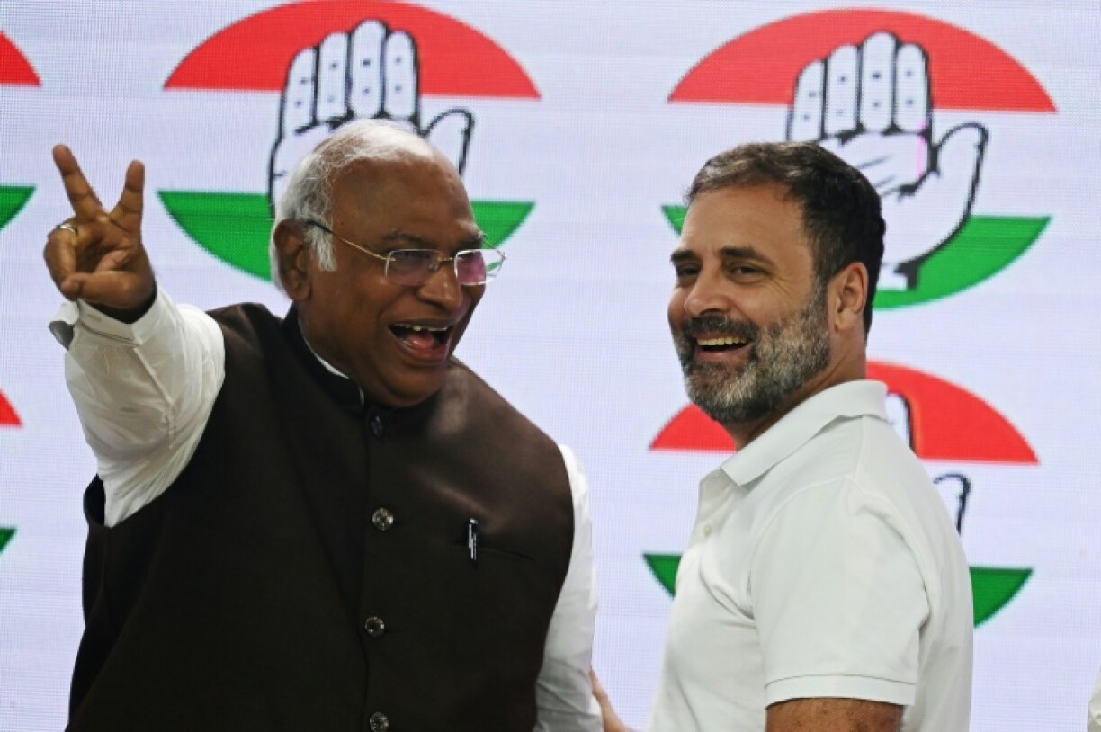 Le président du parti du Congrès, Mallikarjun Kharge (g), et son chef de file Rahul Gandhi à New Delhi, le 4 août 2023