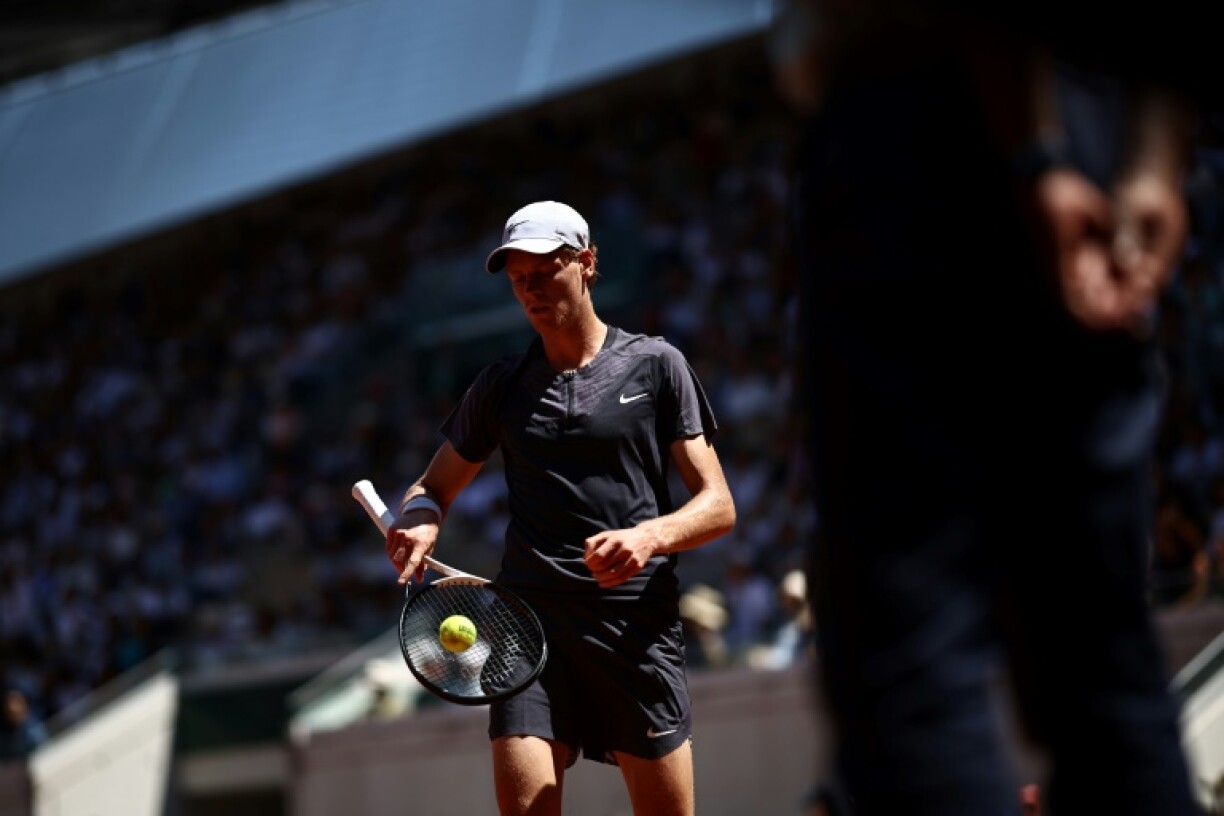 Jannik Sinner le 1er juin 2023 lors de sa défaite en cinq sets face à l'Allemand Daniel Altmaier au 2e tour du tournoi de Roland-Garros. L'Italien s'est pourtant procuré deux balles de match dans le quatrième set