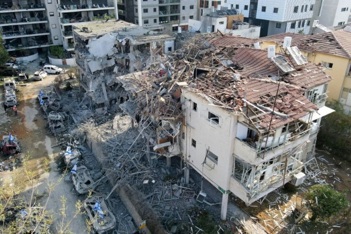 Une photo aérienne montre des bâtiments détruits sur un lieu touché par un missile tiré depuis l'Iran à Ramat Gan dans la région de Tel-Aviv, le 14 juin 2025