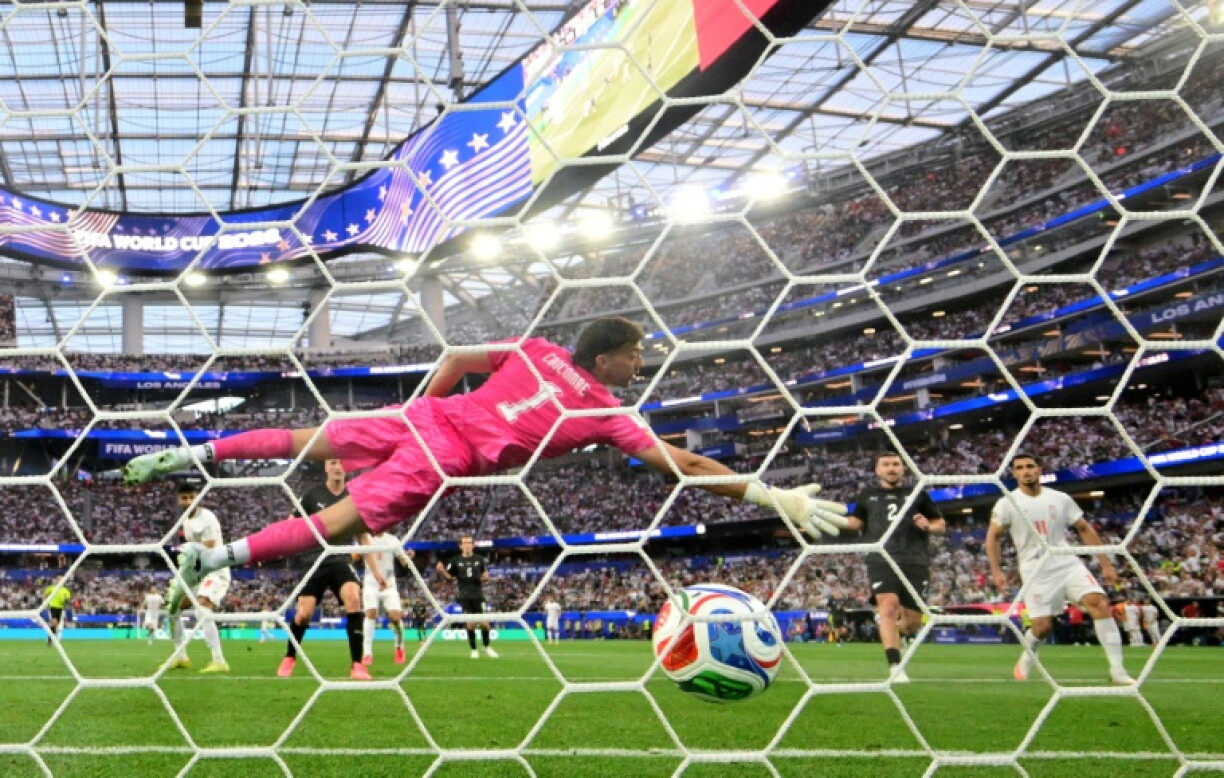 Le gardien néo-zélandais Max Crocombe encaisse le deuxième but de l'Iran, marqué par Mohammad Mohebbi, lors du match de Coupe du monde Iran-Nouvelle-Zélande, au Los Angeles Stadium d'Inglewood, le 15 juin 2026