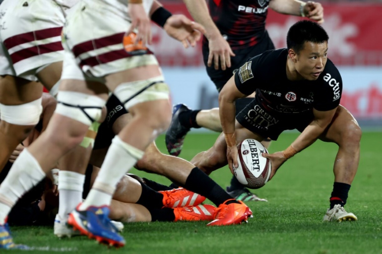 Toulouse's Japanese scrum-half Naoto Saito (R)