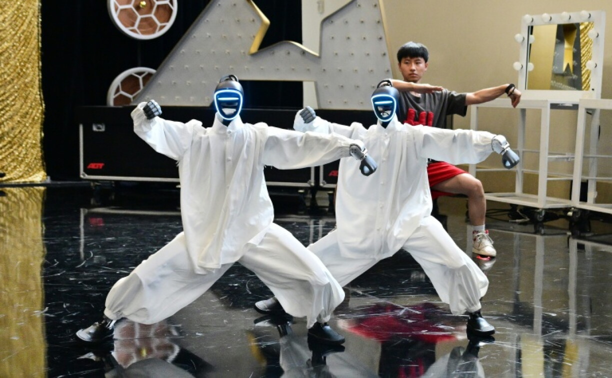 L'artiste de rue chinois Wu Yufei et ses robots danseurs humanoïdes avant sa participation à l'émission America's Got Talent, le 17 septembre 2026 à Pasadena, en Californie