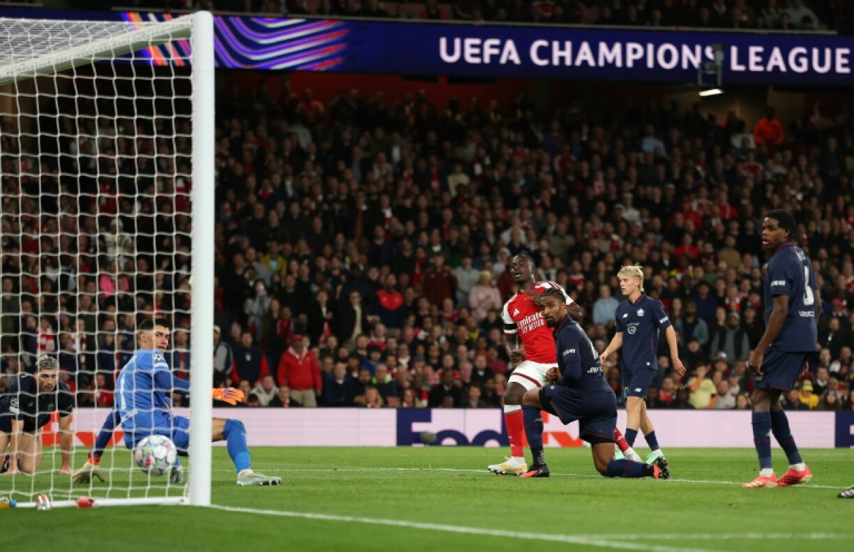 Le milieu d'Arsenal Bukayo Saka marque le troisième but de son équipe contre Lille mardi en Ligue des champions à l'Emirates Stadium de Londres.