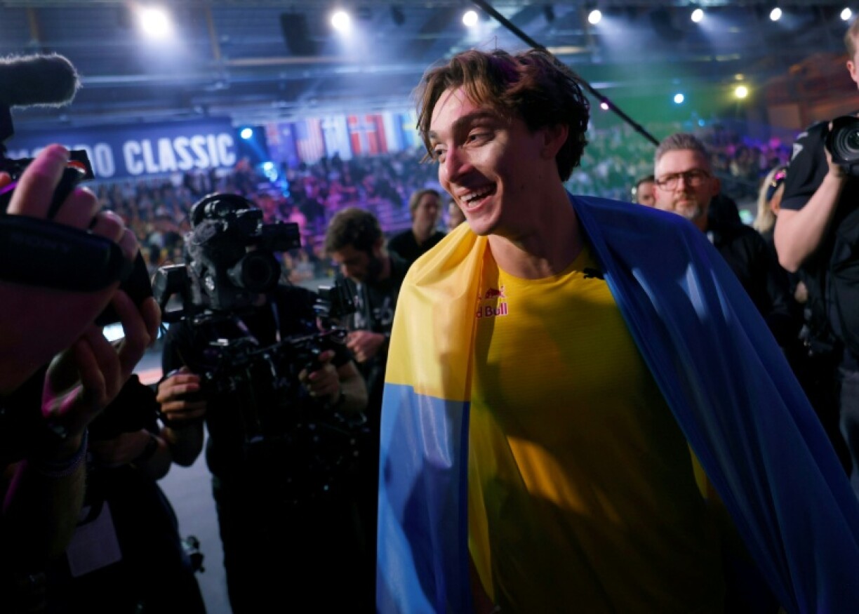 Armand Duplantis après son record du monde à 6,31 m au saut à la perche, le 12 mars 2026 à Uppsala (Suède)